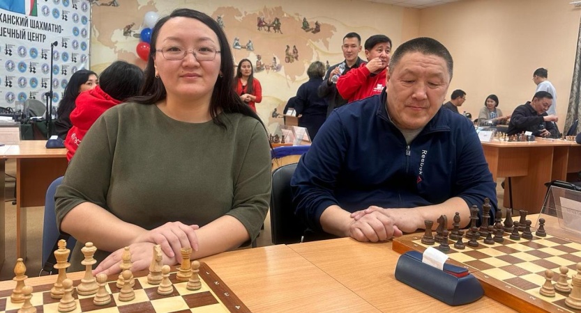 Надежда Степанова и Дьулустан в шахматном соревновании 