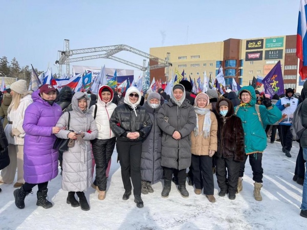 Артисты и сотрудники цирка вышли на митинг-концерт "Крымская весна"