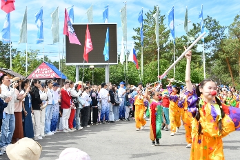 Цирковая кавалькада в Центральном парке культуры и отдыха города Якутска..JPG