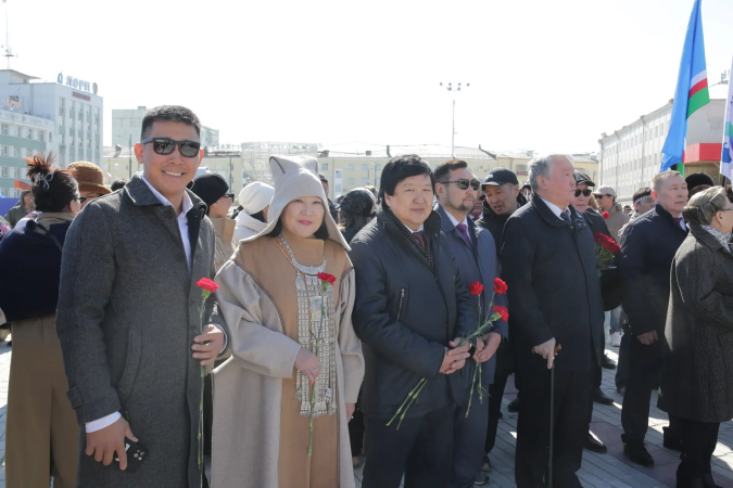 директор Государственного цирка Якутии Сергей Расторгуев и сотрудники  цирка приняли участие в торжественном возложении цветов 