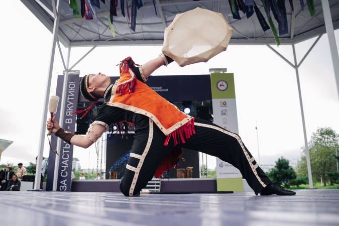 Соло-жонглёр Кирилл Павлов участвует в Х Восточном экономическом форуме.