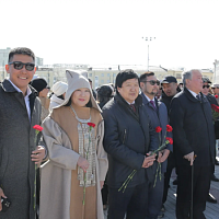 директор Государственного цирка Якутии Сергей Расторгуев и сотрудники  цирка приняли участие в торжественном возложении цветов 