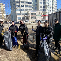 Субботник по уборке мусора и очистке от льда и снега территории вокруг цирка